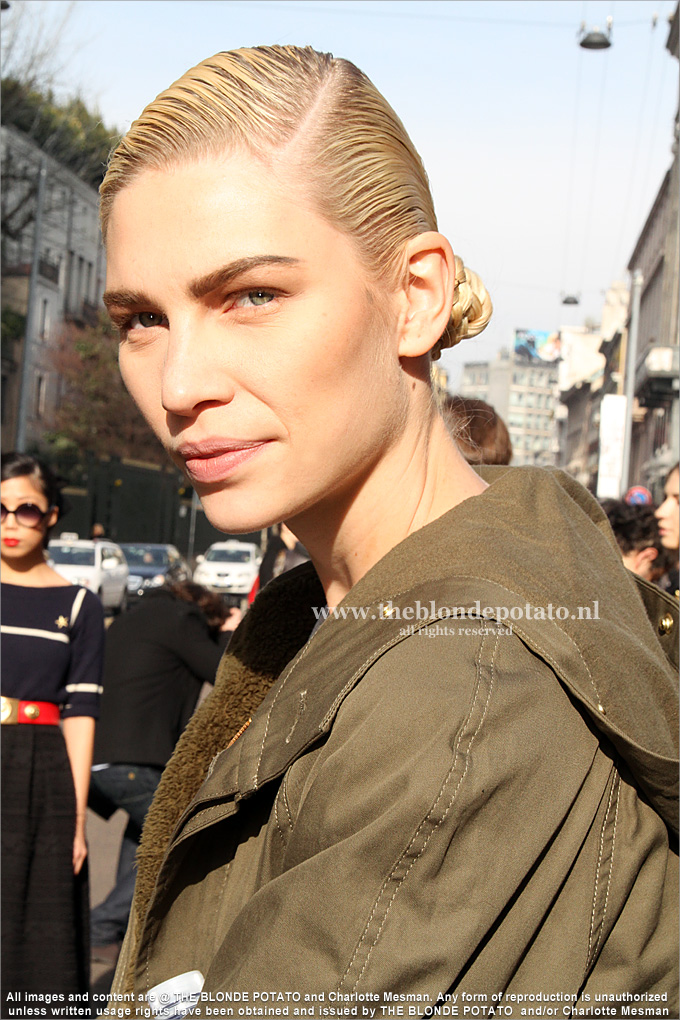 Aline Weber met vlechtkapseltje bij Max Mara
