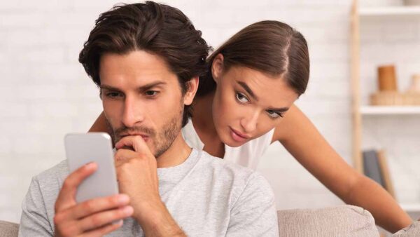 Check jij zijn smartphone? Ontdek wat het over JOU en je relatie zegt!