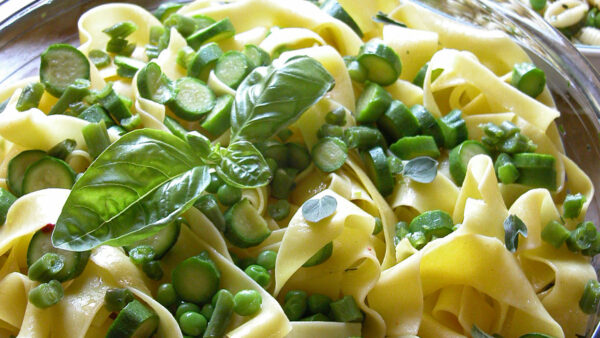 Zomerpasta: tagliatelle met doperwtjes en courgettes