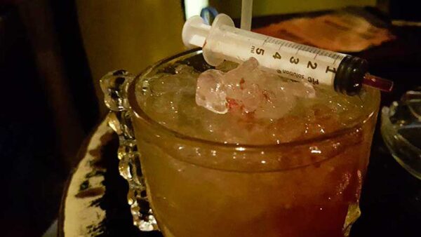 Halloween cocktails met injectiespuit met 'bloed'