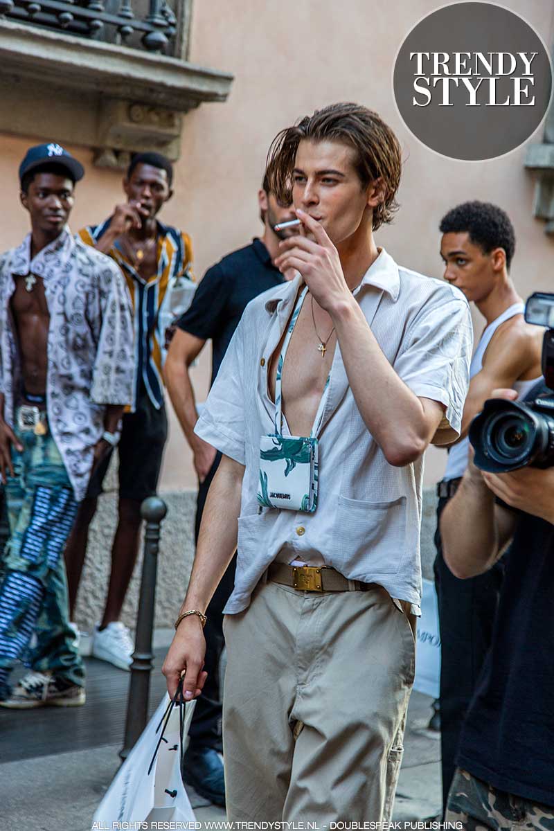 Modetrends en stijltips zomer 2021. Mannelijke modellen tijdens de Men's Fashion Week zomer 2022