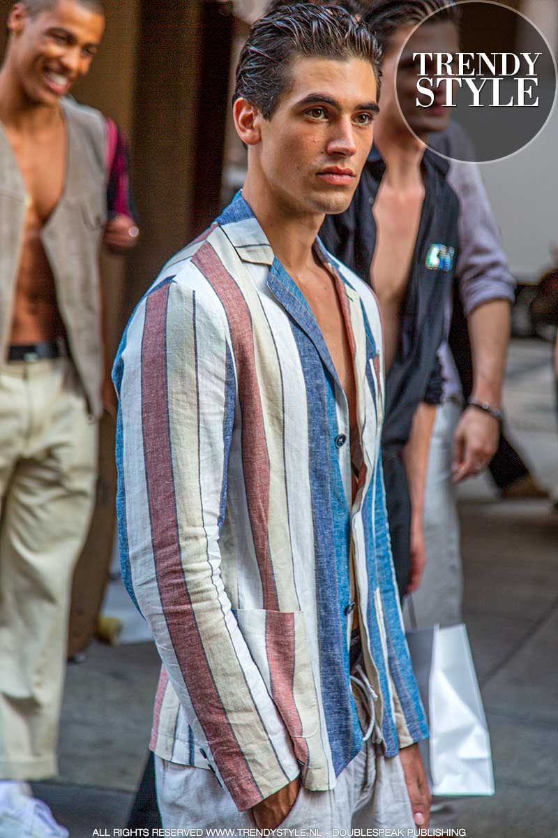 Modetrends en stijltips zomer 2021. Mannelijke modellen tijdens de Men's Fashion Week zomer 2022