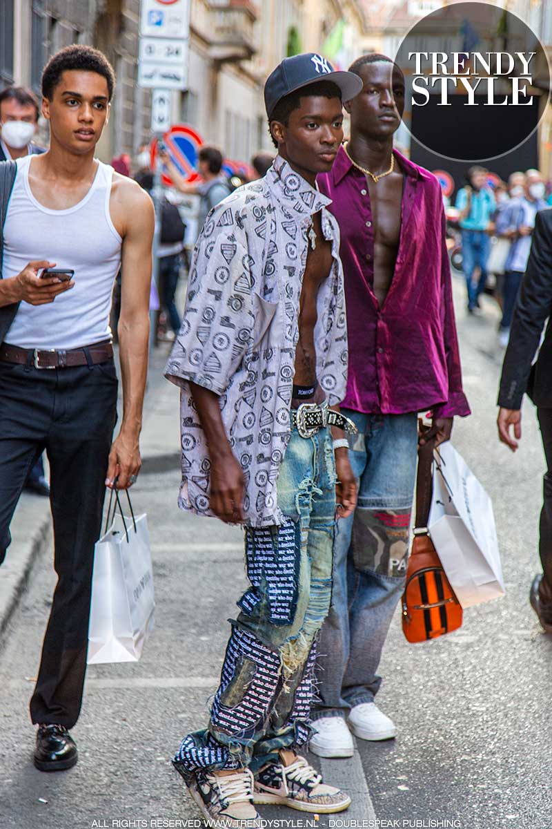 Modetrends en stijltips zomer 2021. Mannelijke modellen tijdens de Men's Fashion Week zomer 2022