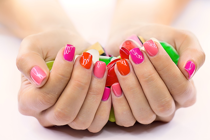 Nagellak trends 2021. Frisse en fruitige sorbetkleurtjes (of zwart)