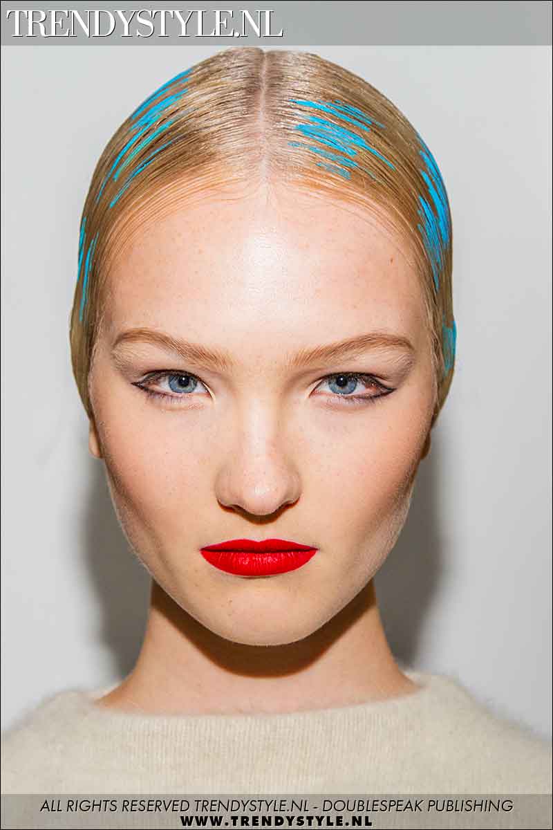 Beauty trends 2021. Winnende combinatie: zilvergrijze haarkleuren plus rode lippenstift