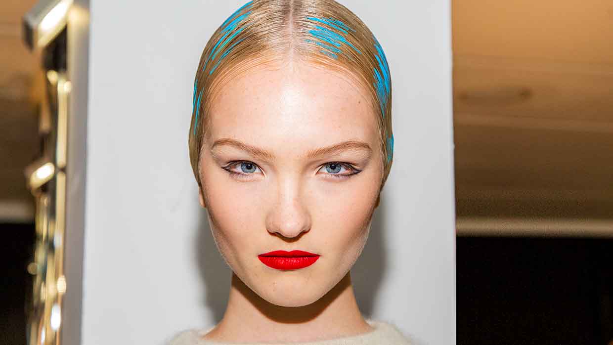 Beauty trends 2021. Winnende combinatie: zilvergrijze haarkleuren plus rode lippenstift