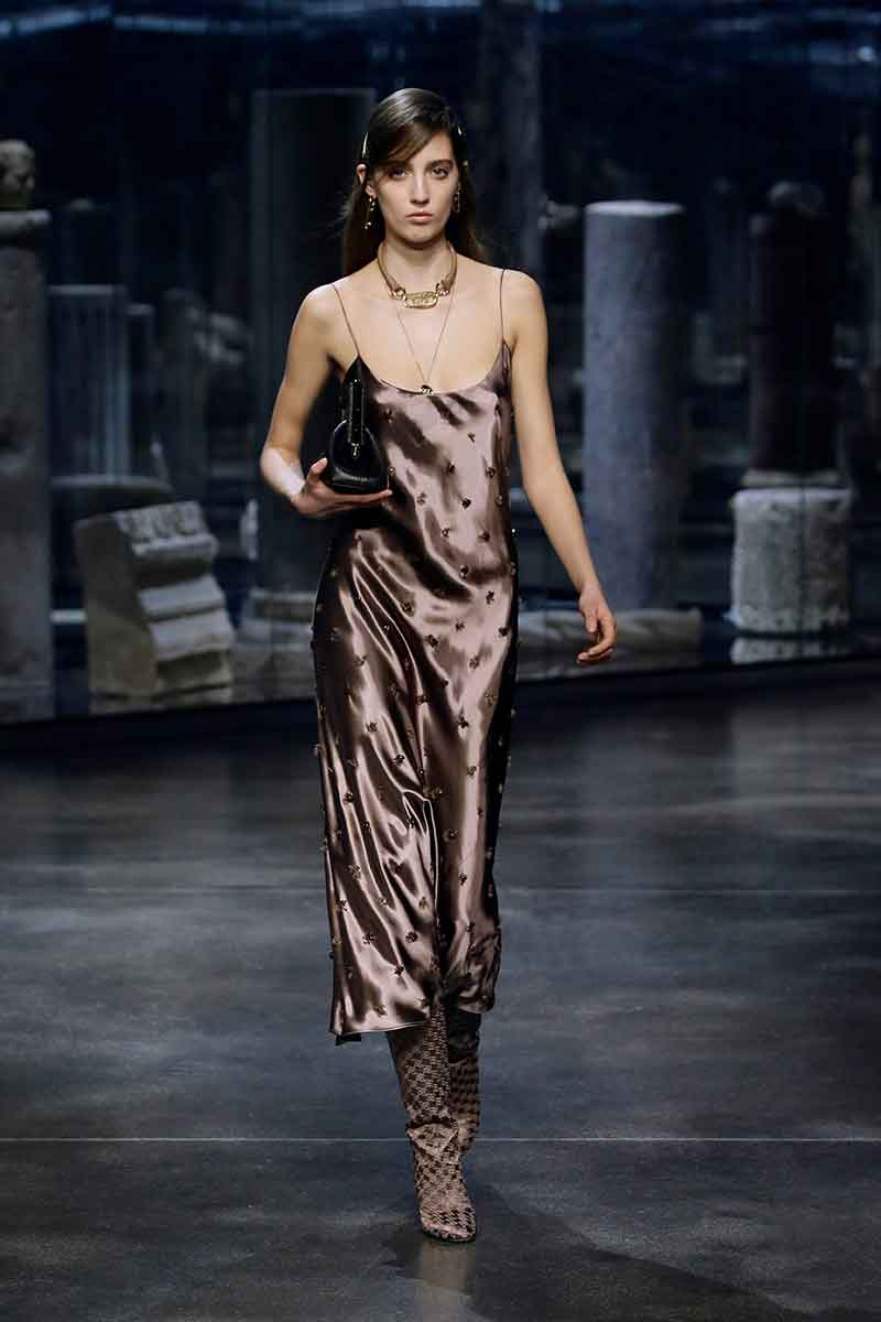 Modetrends herfst winter 2021 2022. Slip dress