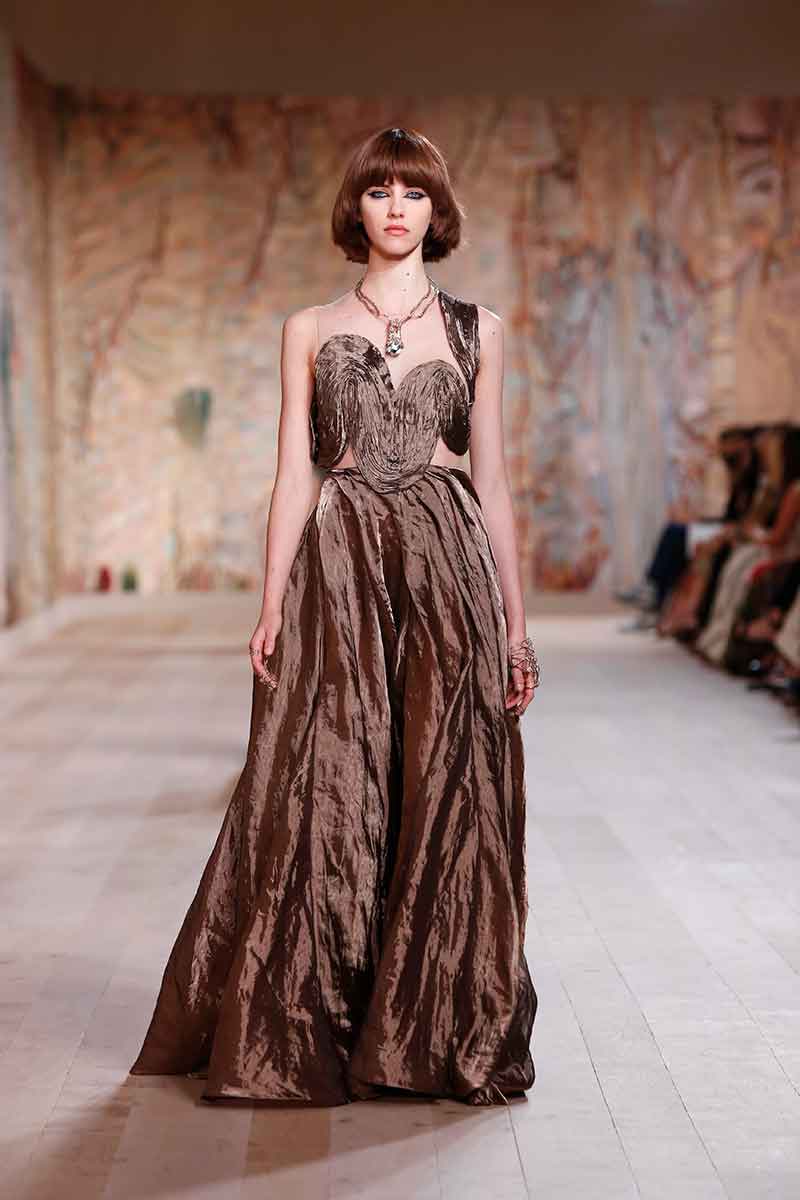 5x korte en halflange kapsels voor winter 2021. Photo: courtesy of Dior Haute Couture FW 2021 2022