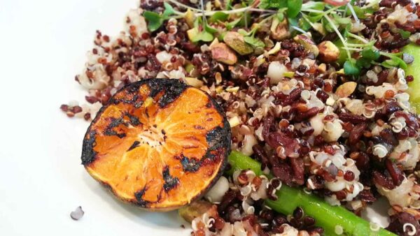 Quinoa salade met edamame boontjes en granaatappelpitjes