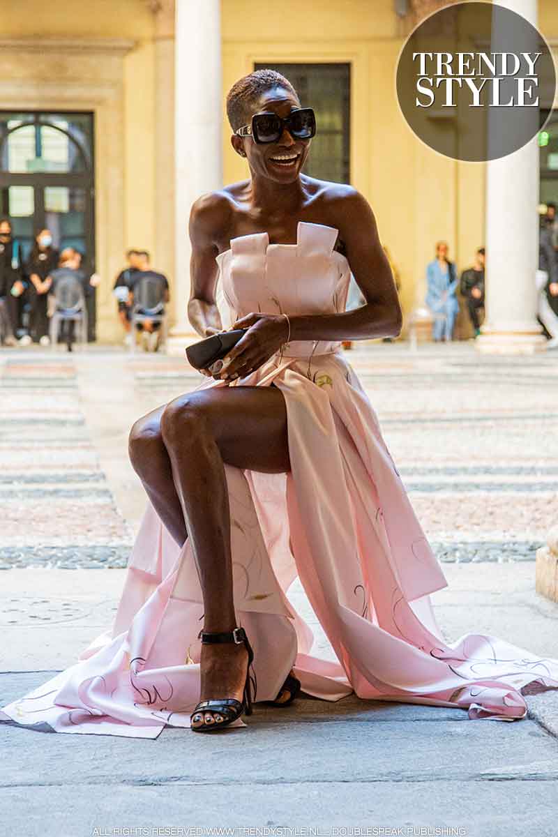 Milan Fashion Week. De allereerste streetstyle foto's. Modetrends en kapsels 2021