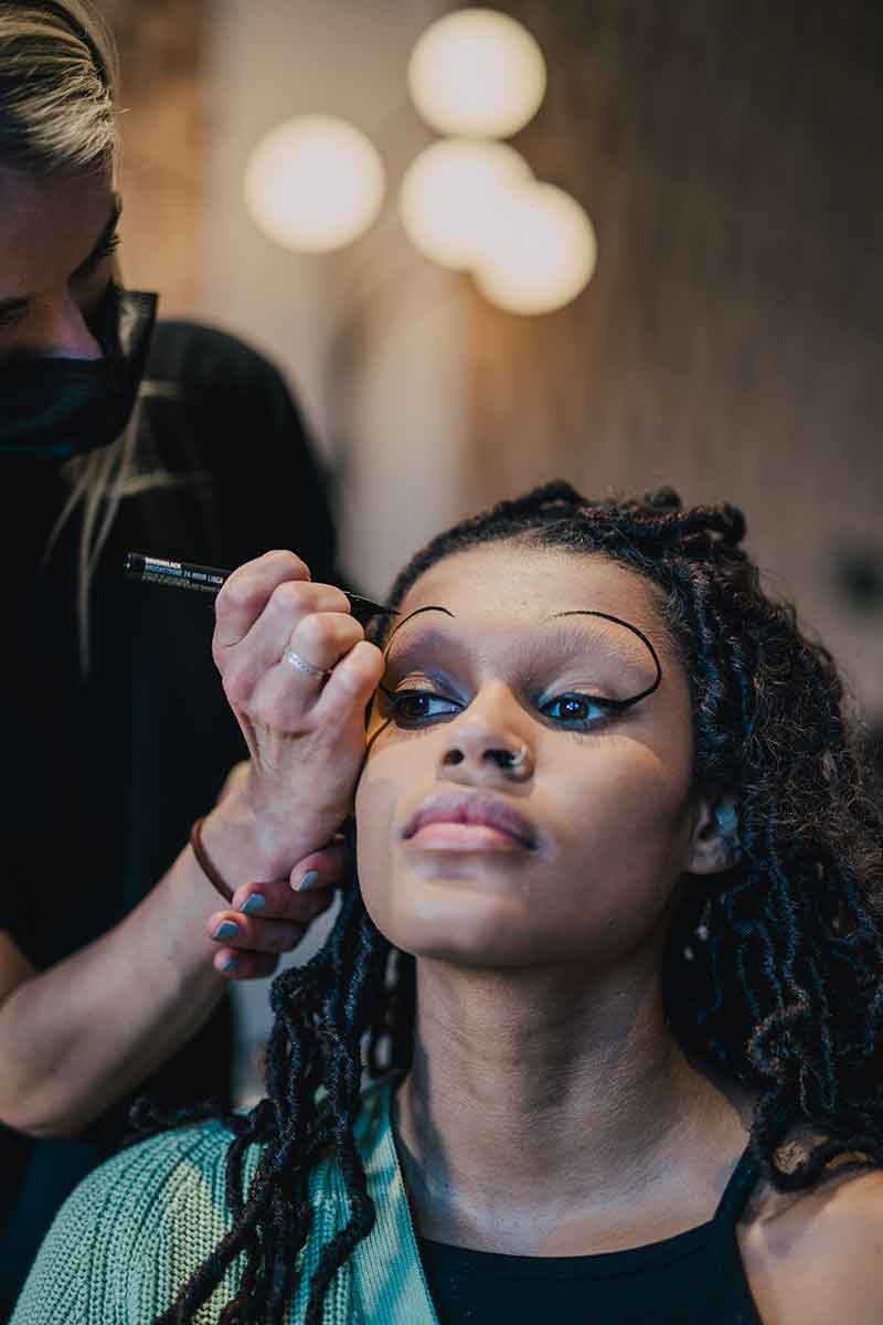 Hannah Bennett van MAC over de make-up trends voor winter 2021 2022. Modeshow: Reconstruct Collective. Make-up: Hannah Bennet. Foto: Isabel Janssen voor M.A.C Cosmetics