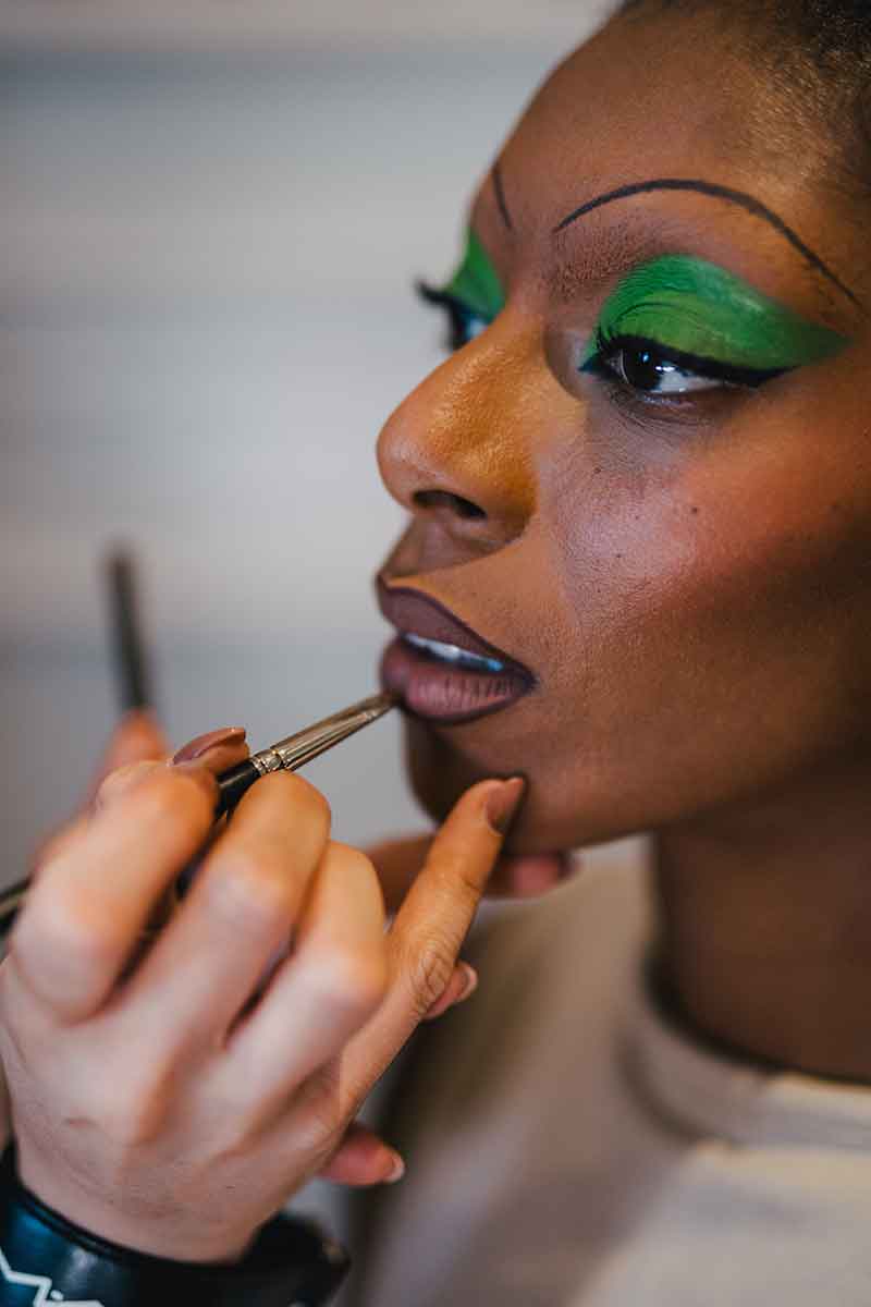 Hannah Bennett van MAC over de make-up trends voor winter 2021 2022. Modeshow: Reconstruct Collective. Make-up: Hannah Bennet. Foto: Isabel Janssen voor M.A.C Cosmetics