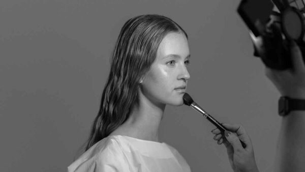Hannah Bennett van MAC over de make-up trends voor winter 2021 2022. Modeshow: Natan. Make-up: Hannah Bennet. Foto: Isabel Janssen voor M.A.C Cosmetics