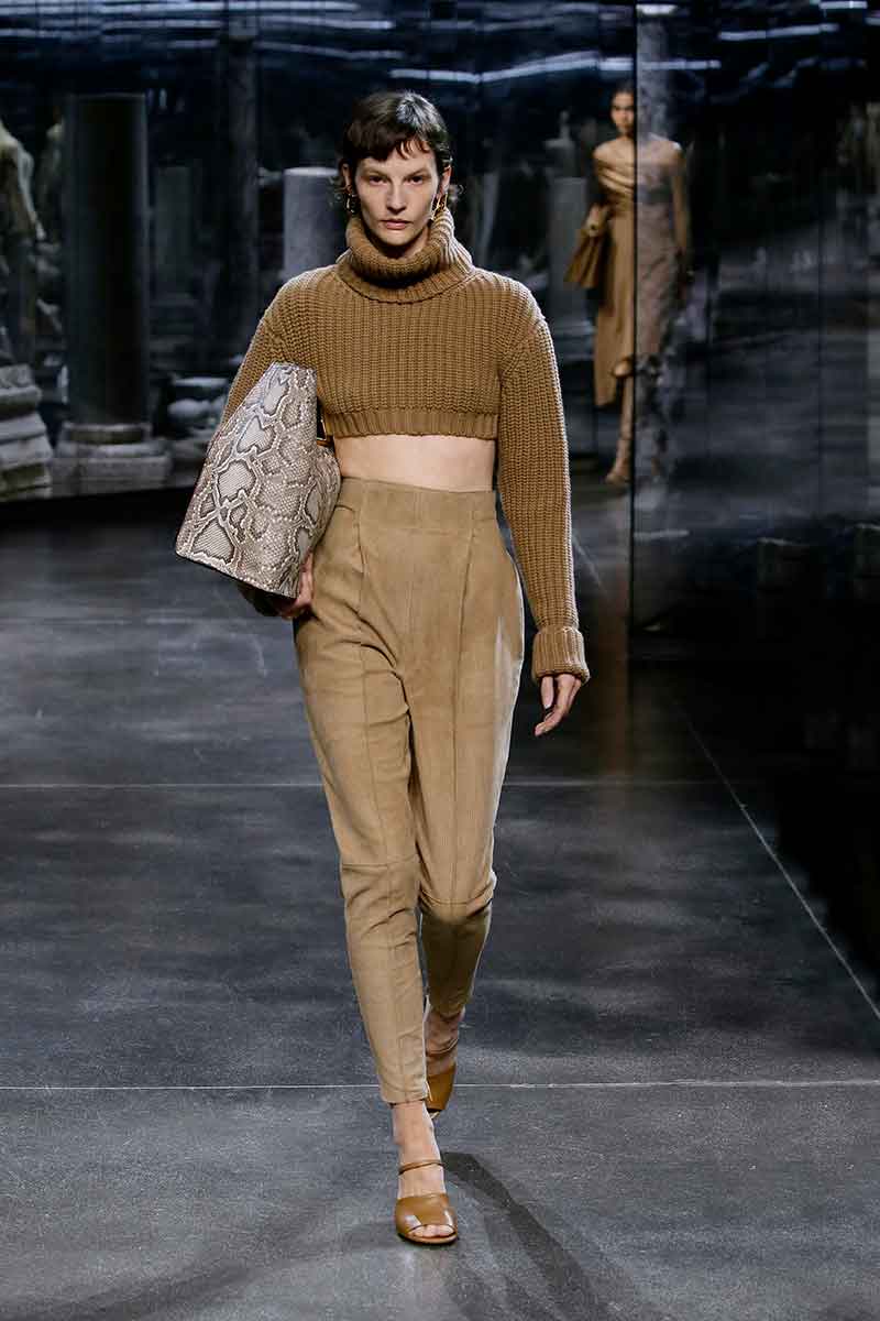 Modetrends 2021 2022. Crop tops dragen we ook in de herfst en winter! Ken jij deze stijltruc