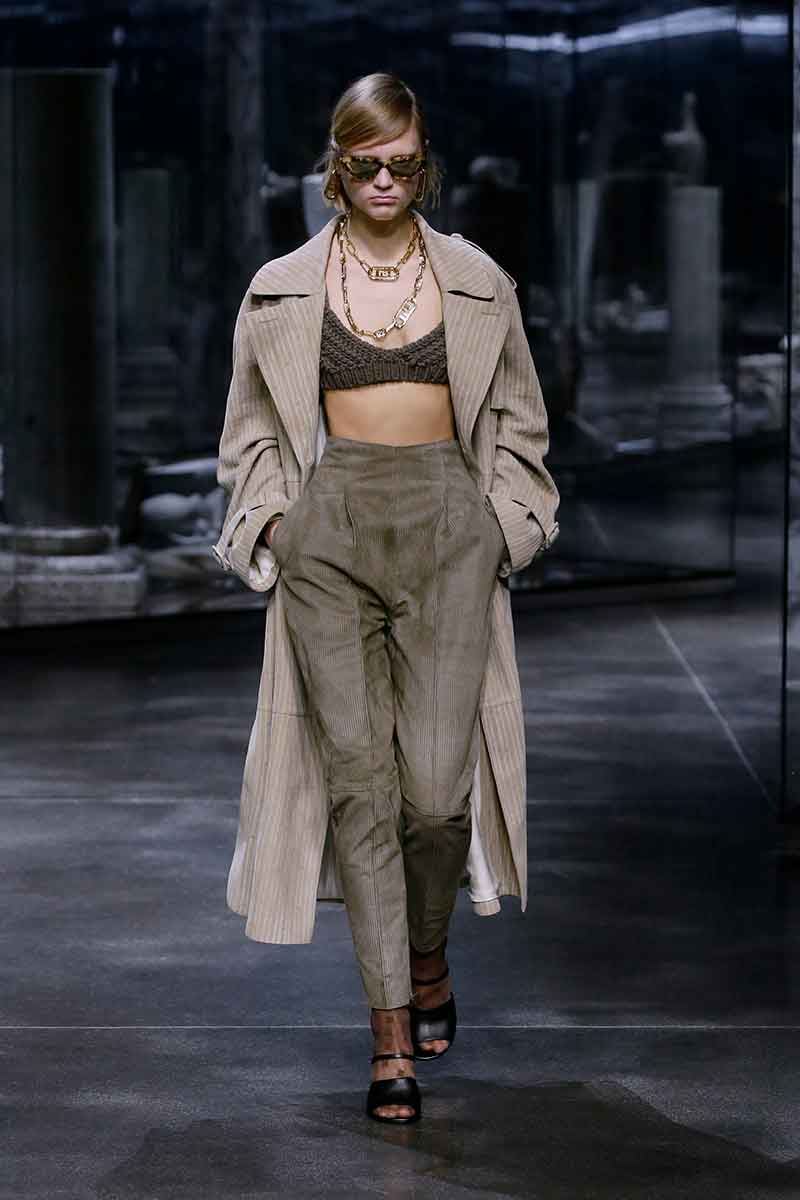 Modetrends 2021 2022. Crop tops dragen we ook in de herfst en winter! Ken jij deze stijltruc