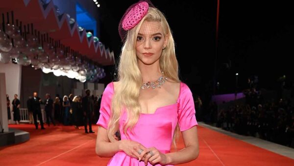 Modetrends winter 2021 2022. Wat gaat er in het nieuwe seizoen met bubblegum roze gebeuren? Photo courtesy of Dior