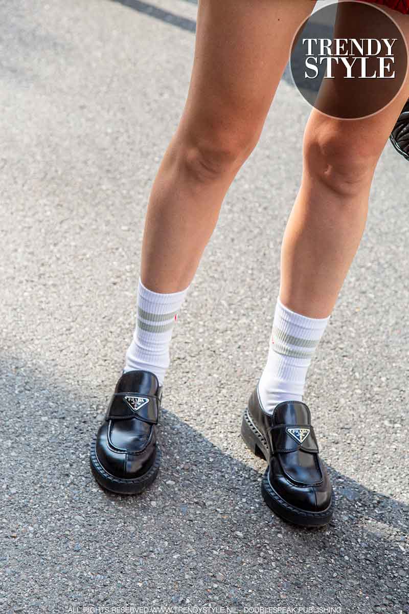 Modetrends winter 2021: zwarte loafers met witte sokken