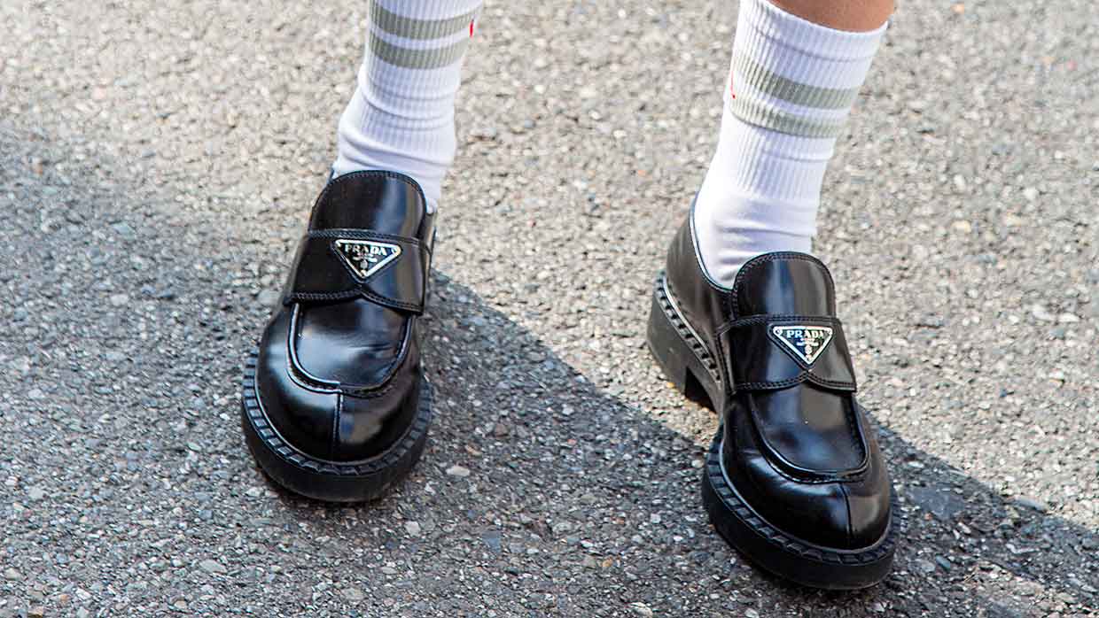 Tegenstrijdigheid Vochtig Leidingen Modetrends winter 2021: zwarte loafers met witte sokken