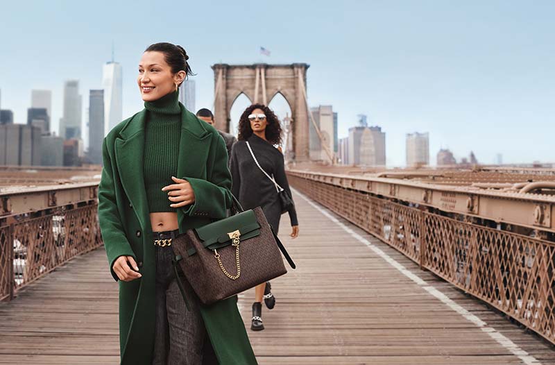 Bella Hadid (met dunne wenkbrauwen) in de reclamecampagne van Michael Kors voor herfst 2021. Photo courtesy of Michael Kors