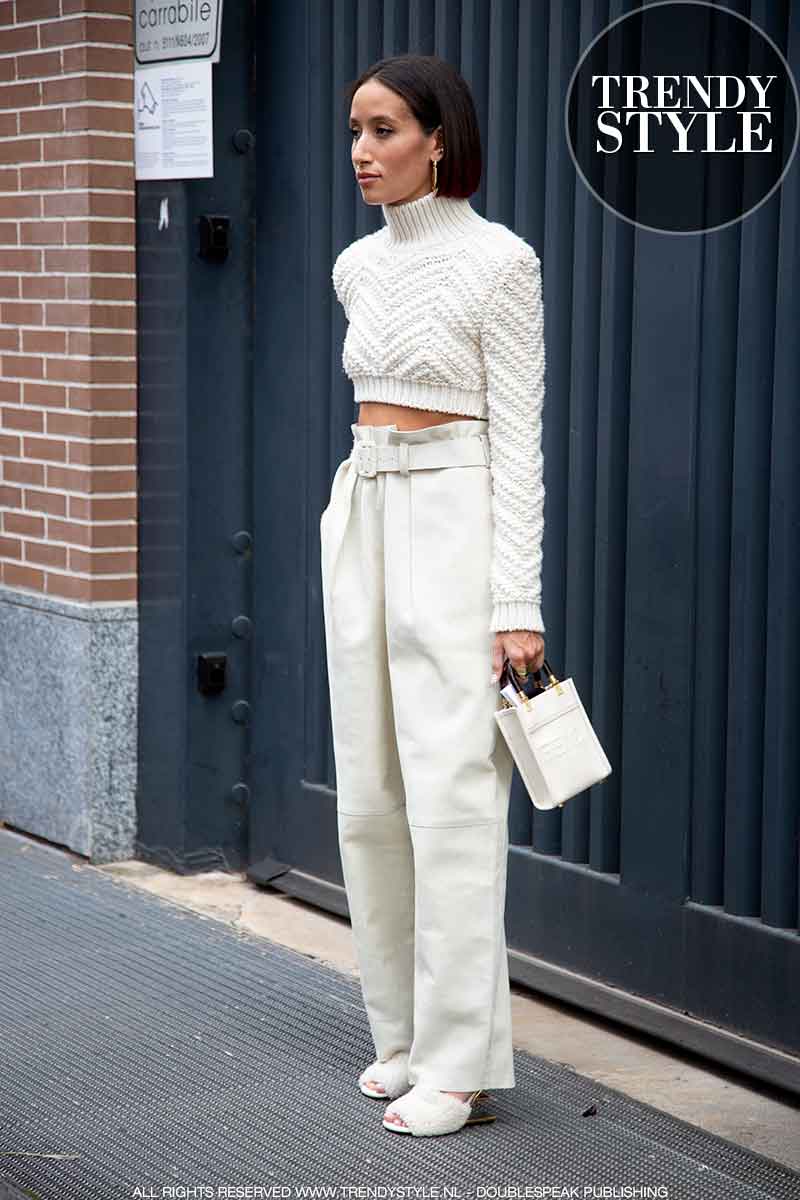 Mode accessoires winter 2021 2022: witte laarzen en witte tassen