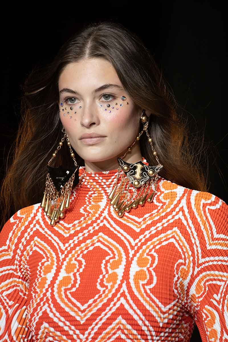 Make-up trends 2022. Steentjes en strass