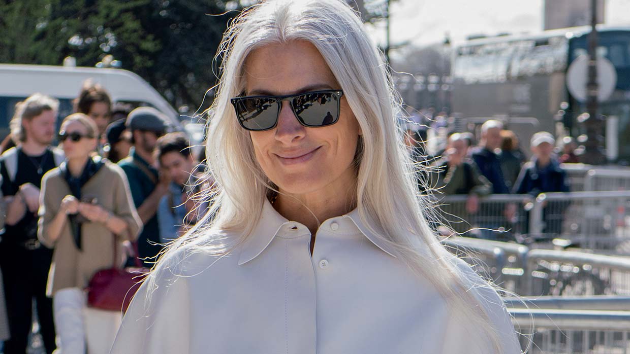 Sarah Harris tijdens Paris Fashion Week met haar kenmerkende natuurlijke grijze haar. Foto Charlotte Mesman