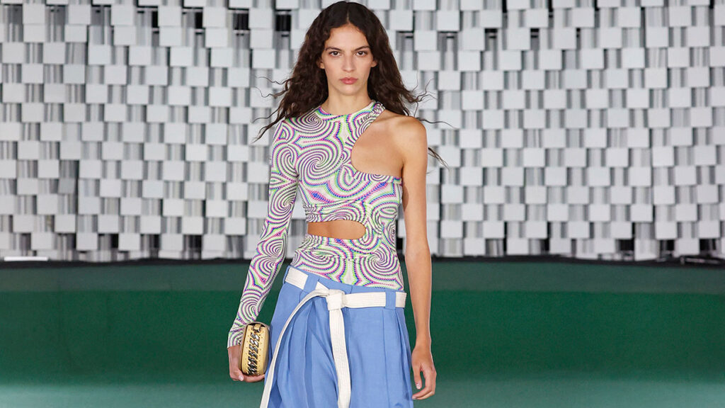 Cut out is dé grote modetrend voor zomer 2022 (maar wel even goed kiezen)