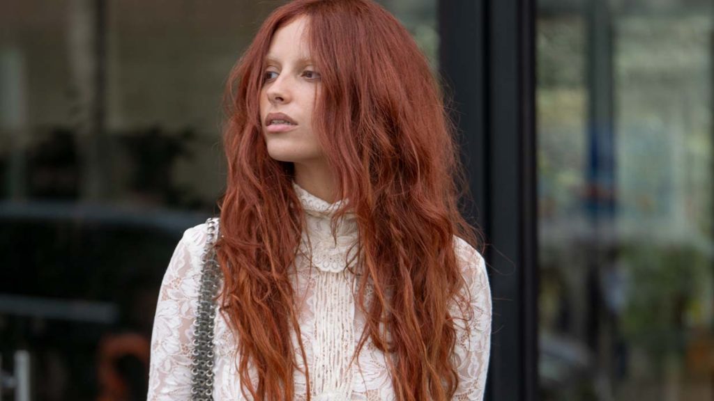 Extreem lang haar tijdens de Paris Fashion Week. Foto Charlotte Mesman