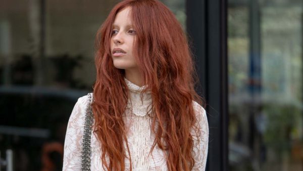 Extreem lang haar tijdens de Paris Fashion Week. Foto Charlotte Mesman