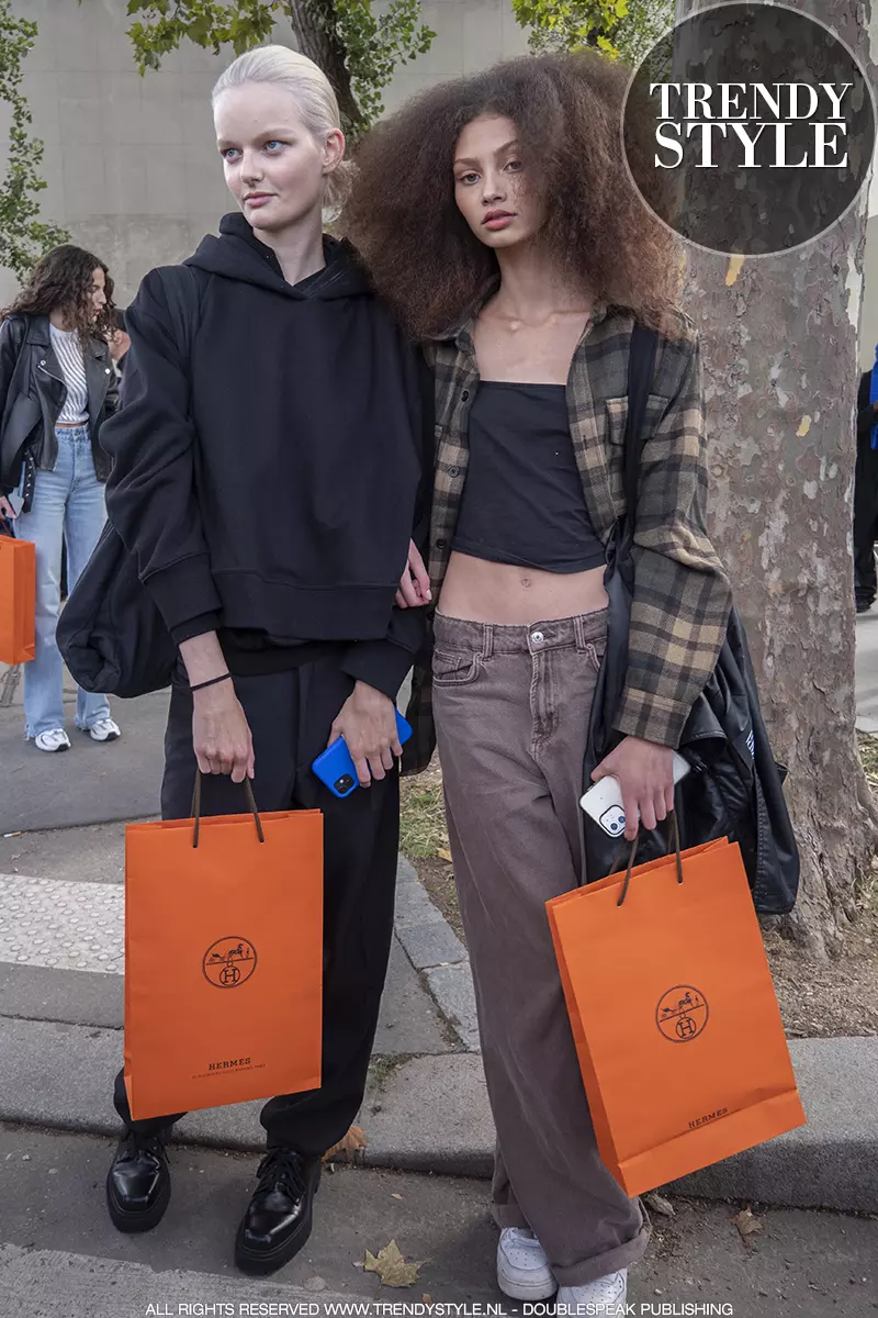 Modellen bij Paris Fashion Week zomer 2023