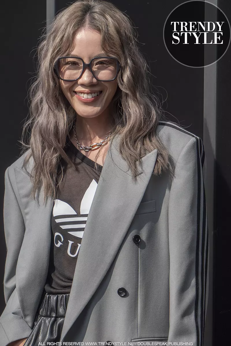 Grijze haarlokken voor Jenny Tsang