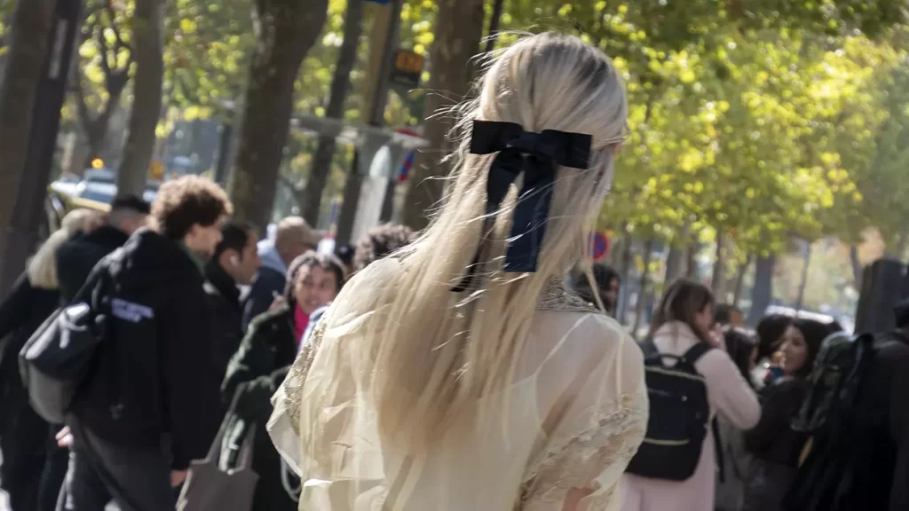 Zwarte haarstrik - Streetstyle foto's