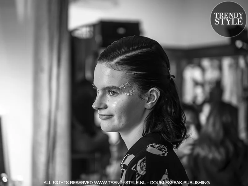 Modellen backstage tijdens de Fashion Weeks