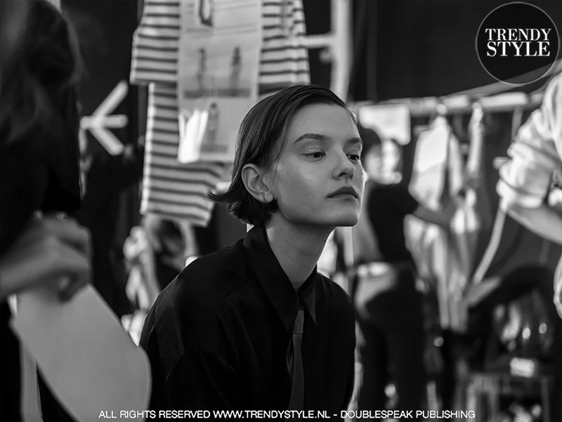 Modellen backstage tijdens de Fashion Weeks