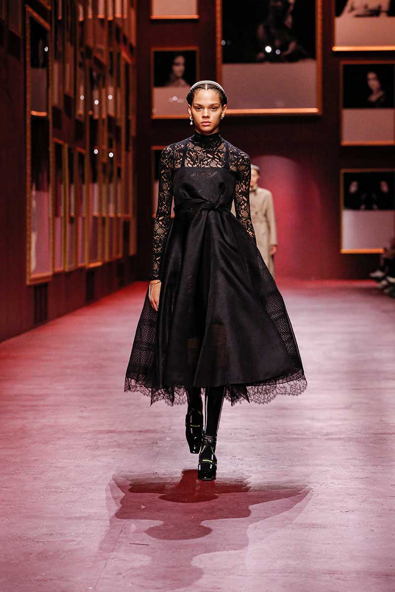 Maan Zwitsers Inpakken Trend alert. Lange zwarte jurken voor winter 2022 2023