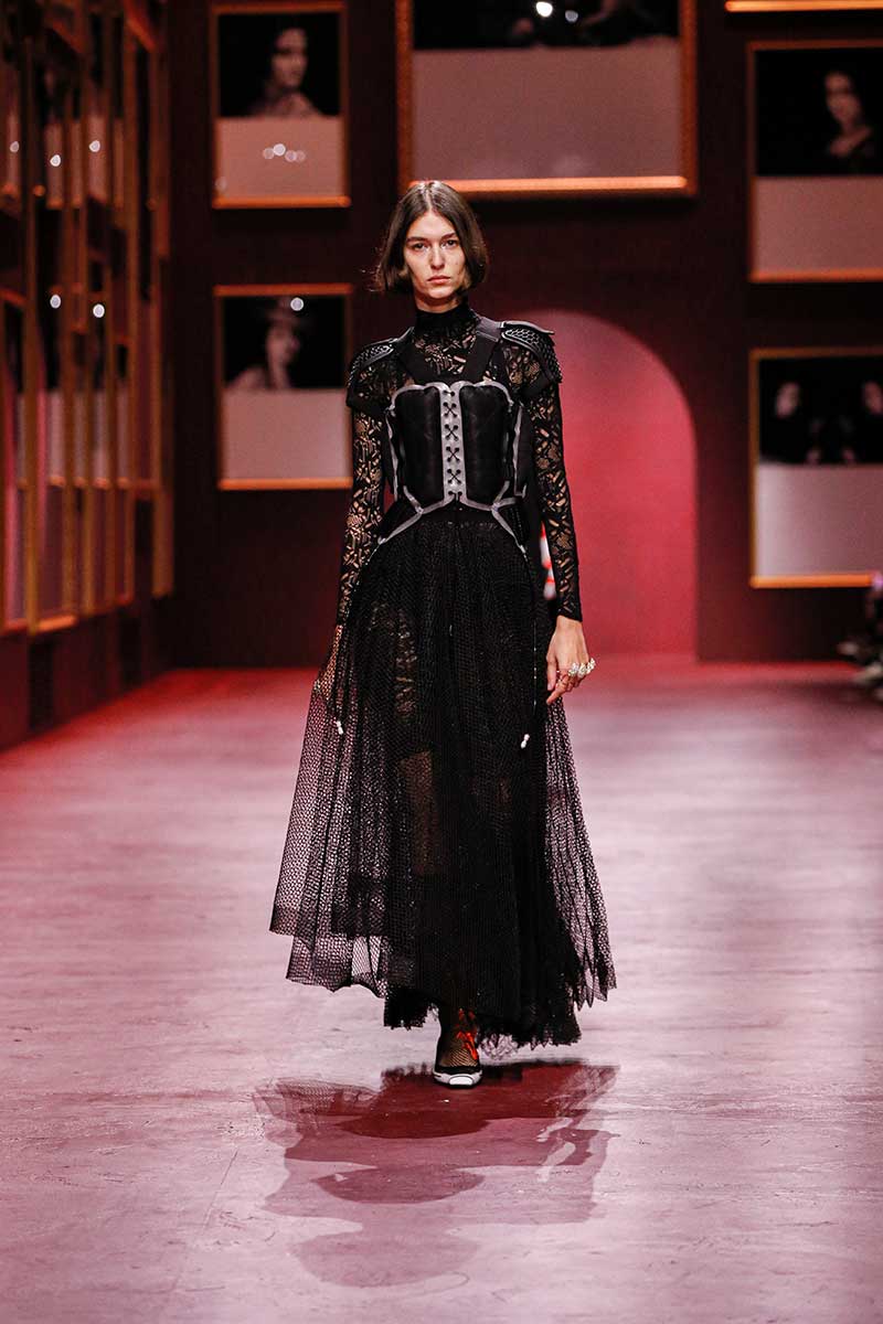 Modetrends winter 2022 2023. Lange zwarte jurken
