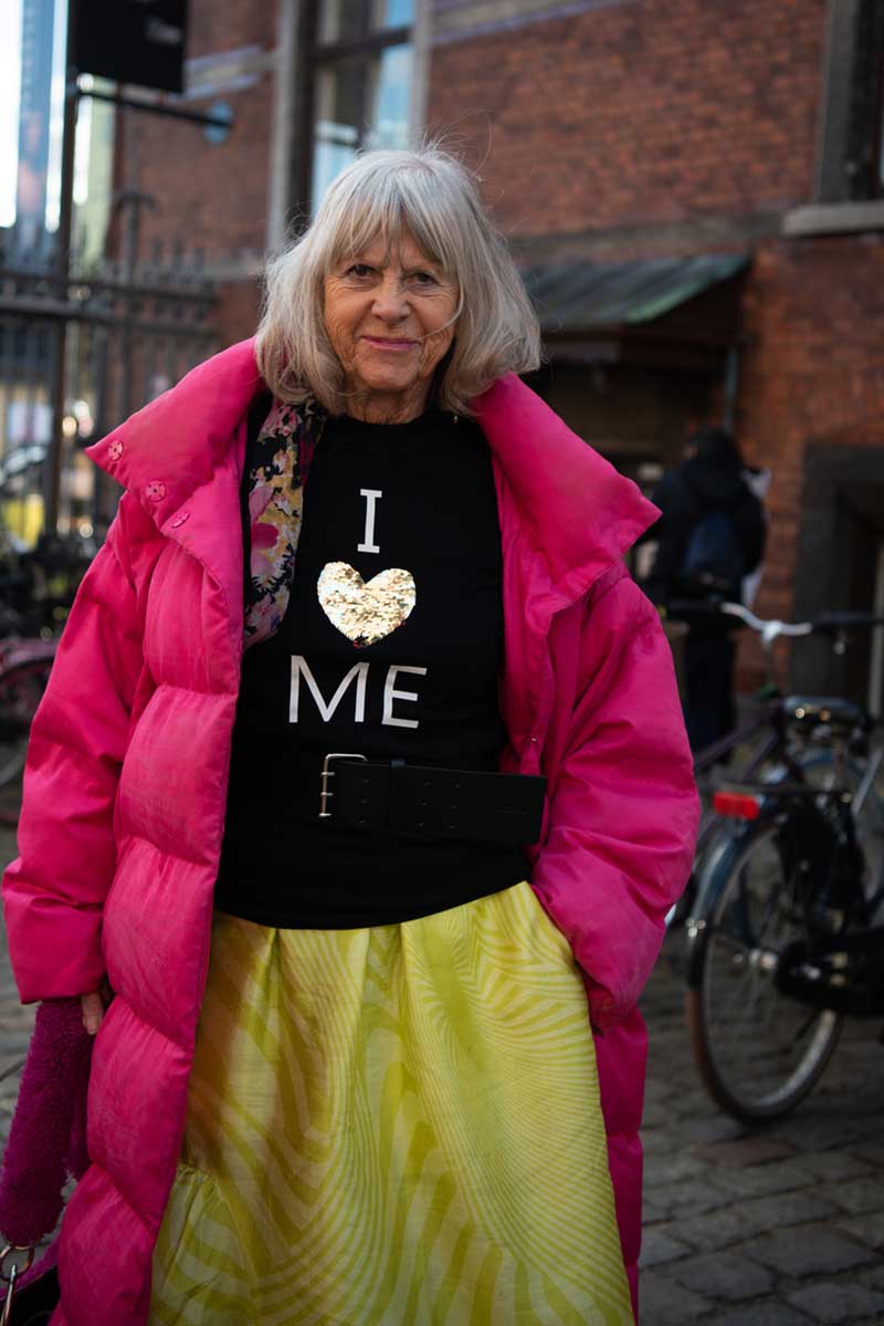 De modekleur fuchsia steelt de show in de streetstyle bij de Copenhagen Fashion Week herfst winter 2023 2024