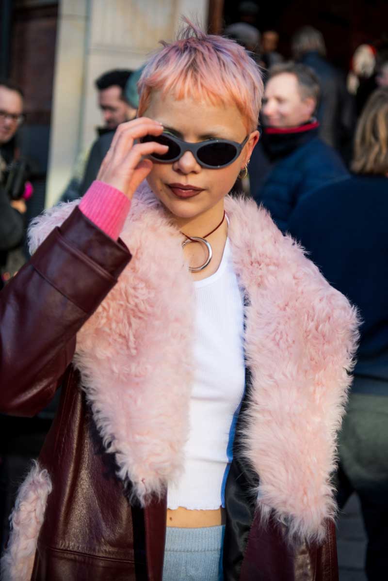 De modekleur fuchsia steelt de show in de streetstyle bij de Copenhagen Fashion Week herfst winter 2023 2024