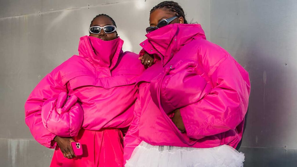 De modekleur fuchsia steelt de show in de streetstyle bij de Copenhagen Fashion Week herfst winter 2023 2024