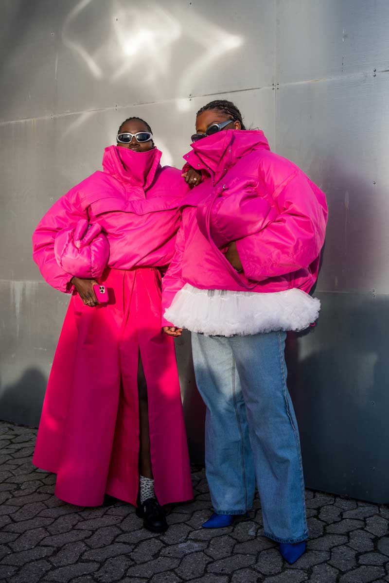 De modekleur fuchsia steelt de show in de streetstyle bij de Copenhagen Fashion Week herfst winter 2023 2024