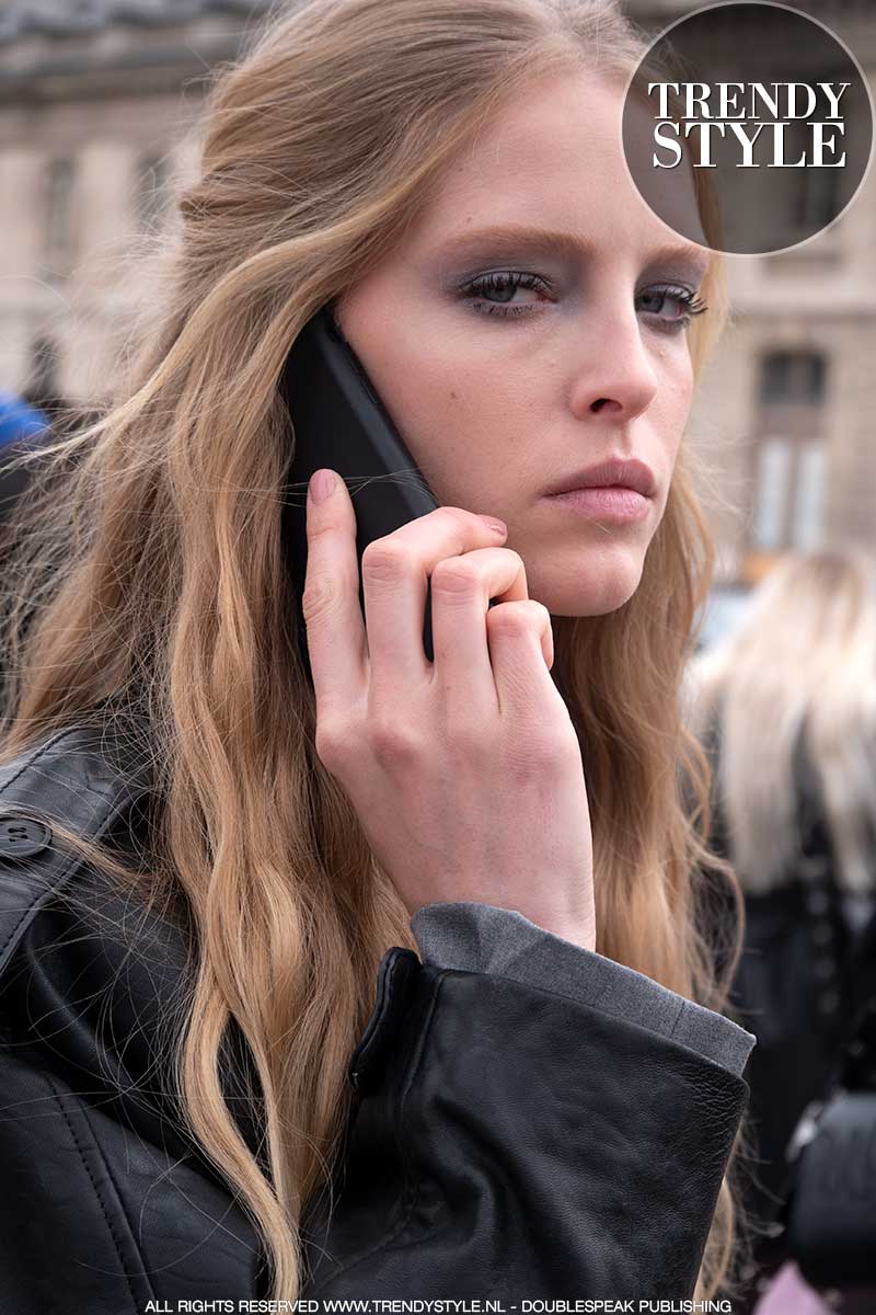 De hair look bij de modeshow van Chanel voor herfst winter 2023 2024