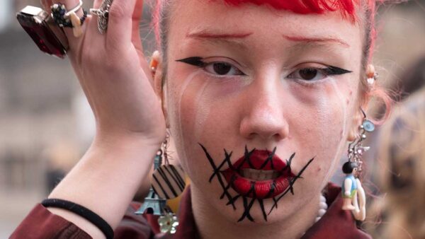 Streetstyle mode tijdens de Paris Fashion Week. Cosplay