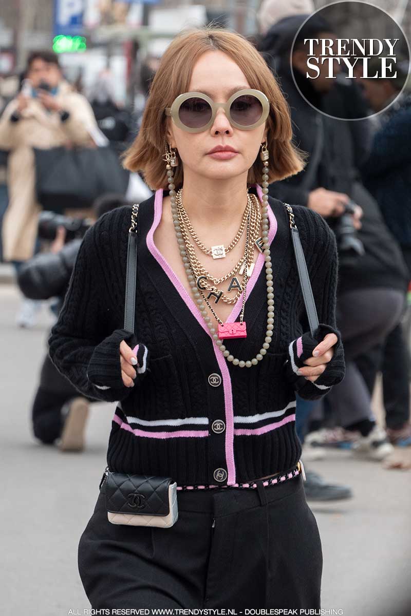 Streetstyle bij de modeshow van Chanel voor herfst winter 2023 2024