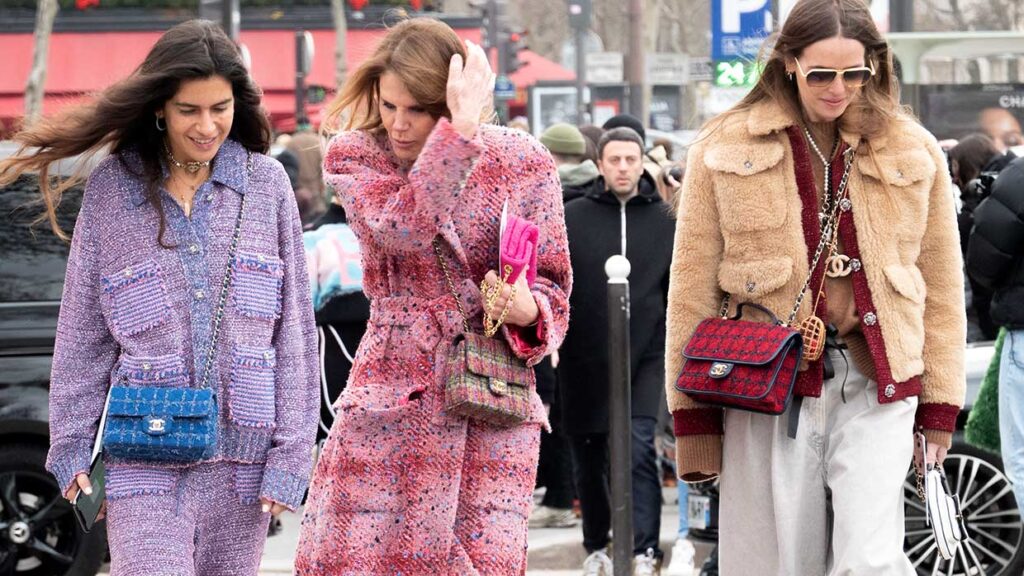 Streetstyle bij de modeshow van Chanel voor herfst winter 2023 2024