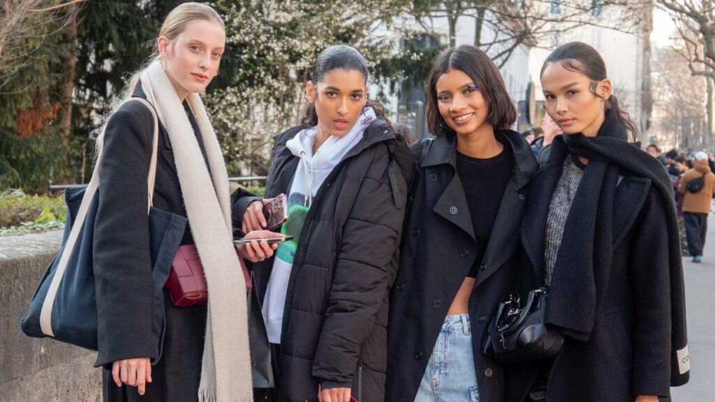 Modellen off-duty tijdens de Paris Fashion Week