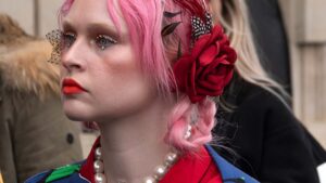 Roze haar? Roze make-up? Roze is trendy en anti-aging! Meer over deze haar en make-trend voor lente zomer 2023