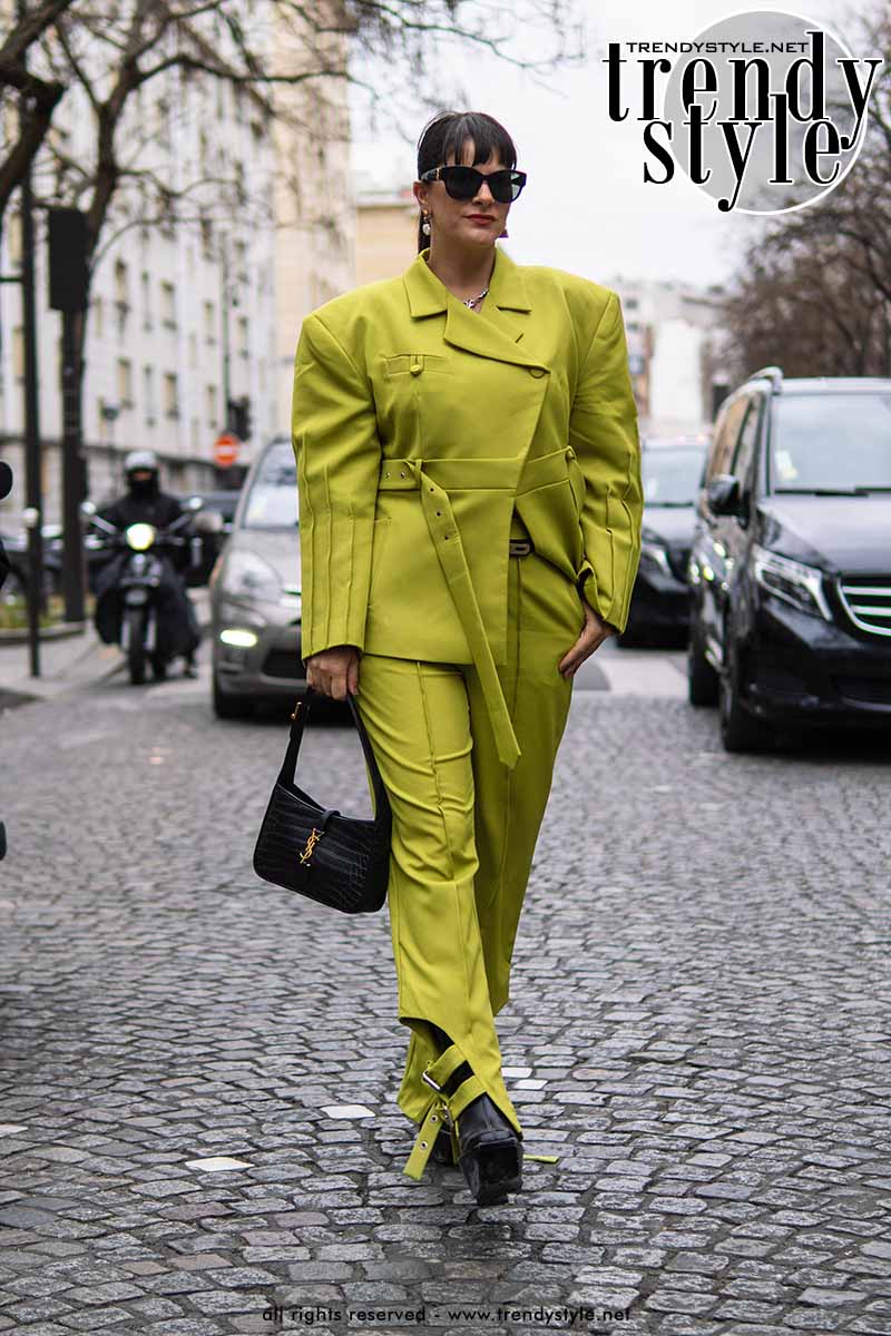 Kleur! Street style modetrends lente 2023 - Photo ADVERSUS