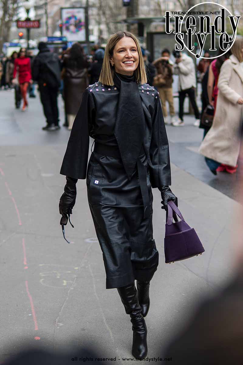 Total black street style modetrends lente 2023 - Photo ADVERSUS