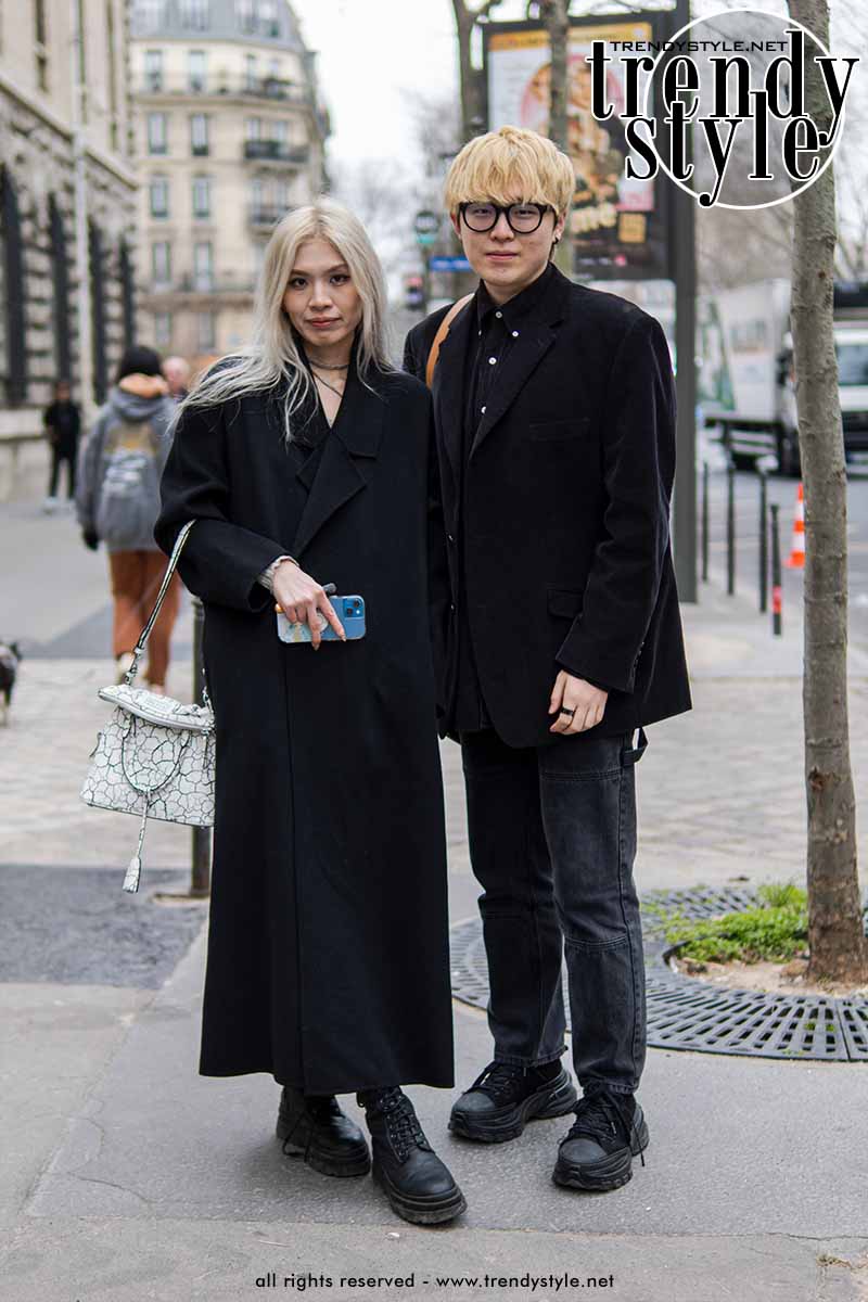 Total black street style modetrends lente 2023 - Photo ADVERSUS