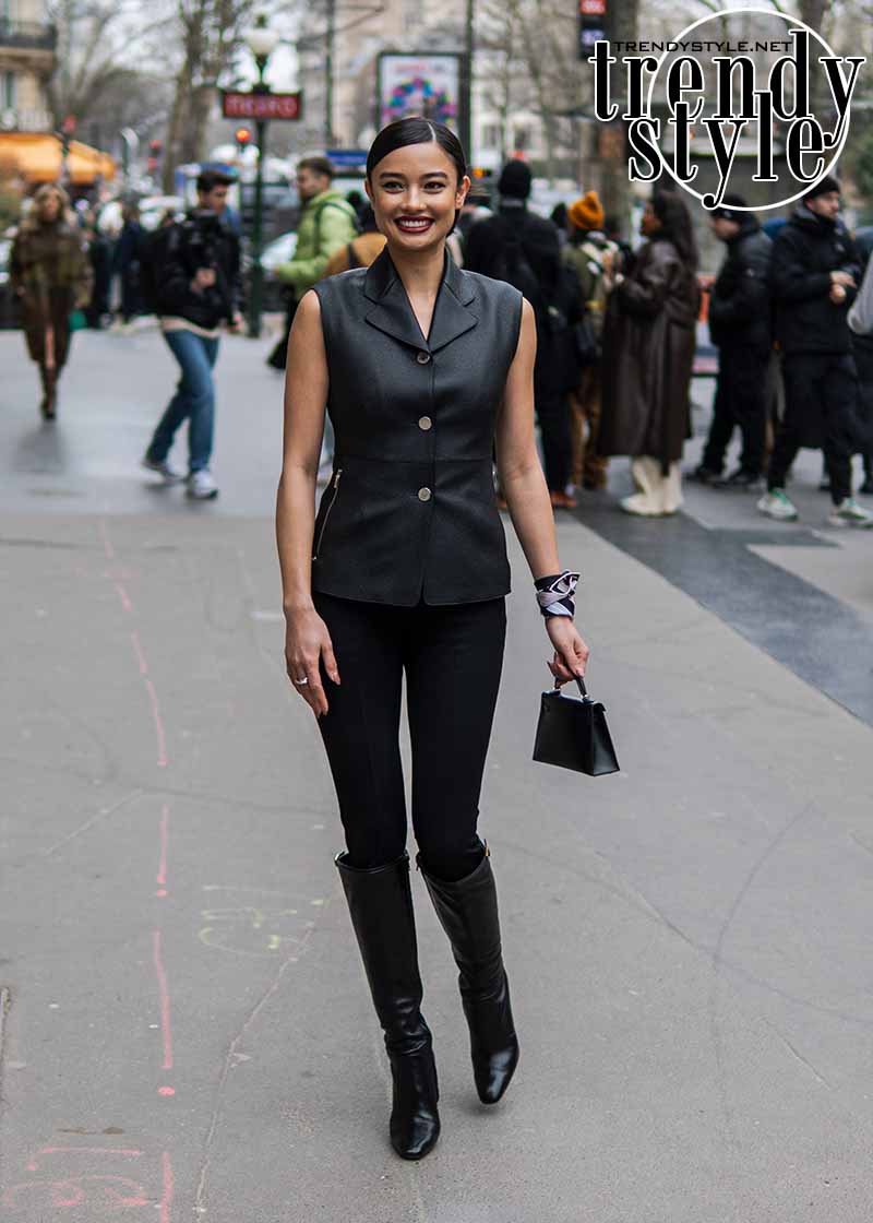 Total black street style modetrends lente 2023 - Photo ADVERSUS